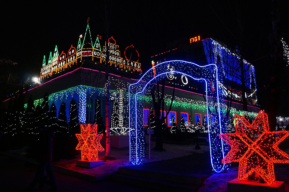 уличные украшения к новому году. новогодняя иллюминация зданий. украшение фасада здания к новому году. новогодняя иллюминация зданий. новогодняя иллюминация зданий.